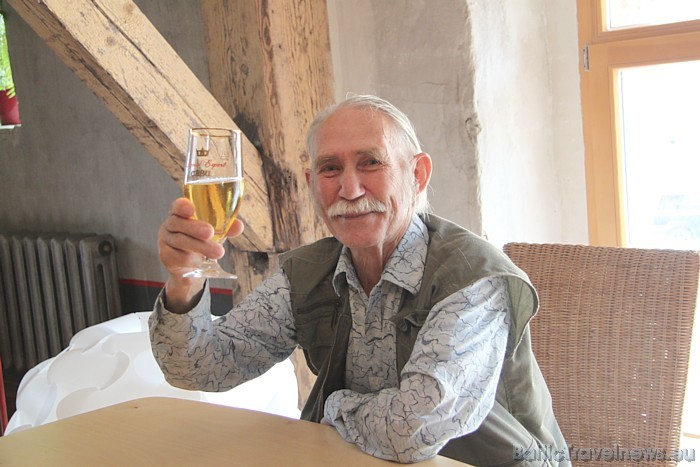 Arī pensionārs, kurš katru gadu ar ceļojumu kompāniju Impro dodas vismaz četros ārvalstu ceļojumos, atzīst, ka šis alus restorāns ir patīkams pārsteig Arī pensionārs, kurš katru gadu ar ceļojumu kompāniju Impro dodas vismaz četros ārvalstu ceļojumos, atzīst, ka šis alus restorāns ir patīkams pārsteig 47880