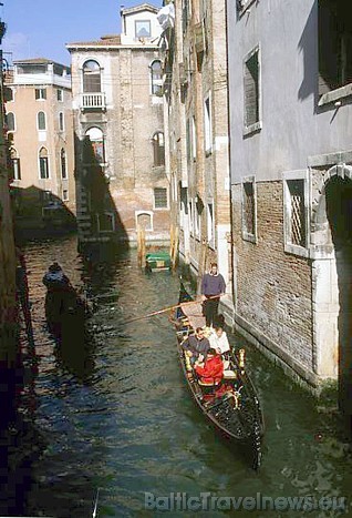 Gondolas - tūristu iemīļotākais pārvietošanās līdzeklis Venēcijā
Foto: Fototeca ENIT/Vito Arcomano Gondolas - tūristu iemīļotākais pārvietošanās līdzeklis Venēcijā
Foto: Fototeca ENIT/Vito Arcomano 48872