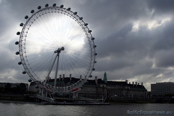 Viens no tūrisma objektiem Londonā, kas noteikti jāapskata, ir milzu panorāmas ritenis London Eye jeb Londonas acs
Foto: picspack/mh-wuff Viens no tūrisma objektiem Londonā, kas noteikti jāapskata, ir milzu panorāmas ritenis London Eye jeb Londonas acs
Foto: picspack/mh-wuff 48874