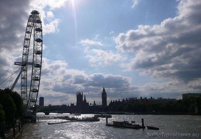 Vienā braucienā panorāmas ratā var vizināties pat 800 simti pasažieru - tikpat daudz, cik vienpadsmit sarkanajos Londonas divstāvīgajos autobusos
Fo Vienā braucienā panorāmas ratā var vizināties pat 800 simti pasažieru - tikpat daudz, cik vienpadsmit sarkanajos Londonas divstāvīgajos autobusos
Fo 48876