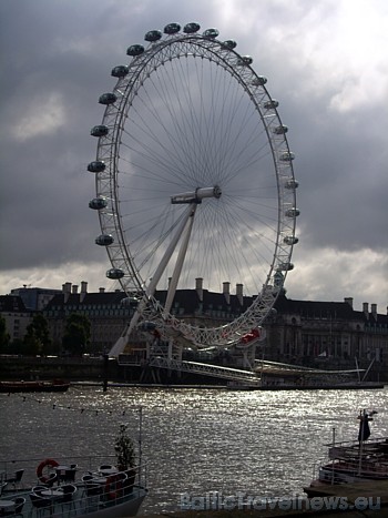 Kopā London Eye ir 32 kapsulas - pa vienai katram Londonas rajonam. Māņticības dēļ 13. kapsulas nav, tāpēc kapsulas numurētas līdz 33, nevis 32
Foto: Kopā London Eye ir 32 kapsulas - pa vienai katram Londonas rajonam. Māņticības dēļ 13. kapsulas nav, tāpēc kapsulas numurētas līdz 33, nevis 32
Foto: 48878