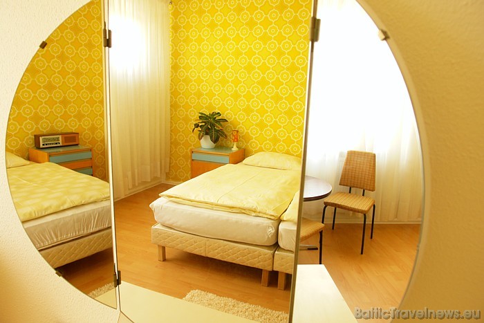 Vācijas galvaspilsētā atrodas kāda neparasta naktsmītne, kas saviem viesiem piedāvā ceļojumu pagātnē 
Foto: Hostel Ostel 48926