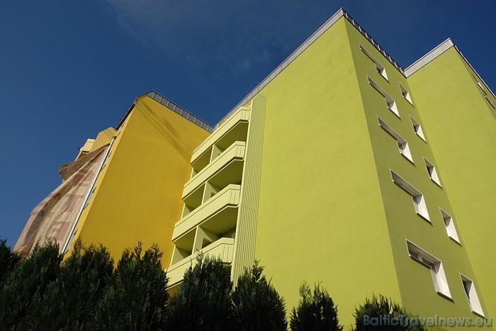 Tas ir hostelis Ostel, kas pilnībā atgādina viesnīcas, kurās cilvēki apmestās laikā, kad Vācija vēl bija sadalīta divās daļās
Foto: Hostel Ostel Tas ir hostelis Ostel, kas pilnībā atgādina viesnīcas, kurās cilvēki apmestās laikā, kad Vācija vēl bija sadalīta divās daļās
Foto: Hostel Ostel 48927