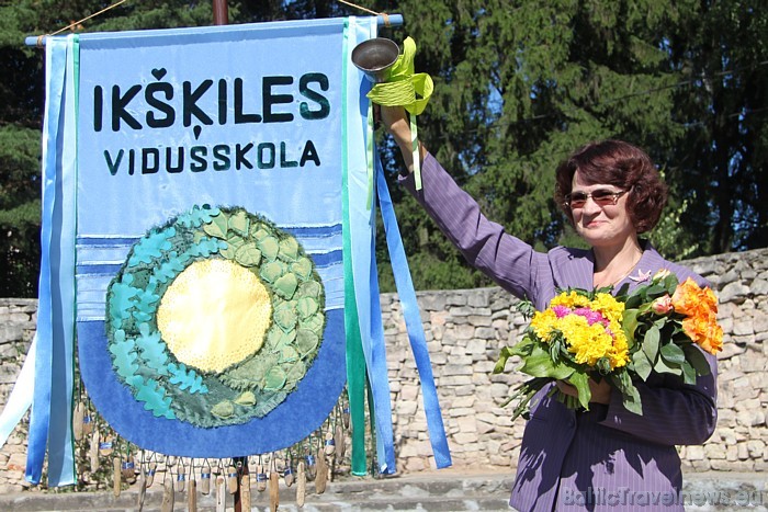 Ikšķiles vidusskolas direktore Laima Kalniņa (pēc izglītības ģeogrāfe) iezvana 1.septembri 48938