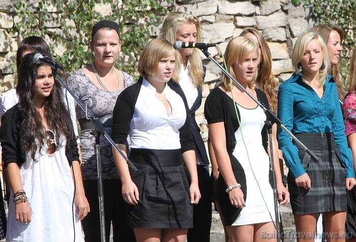 Ikšķiles vidusskolas koris priecē skatītājus 48953