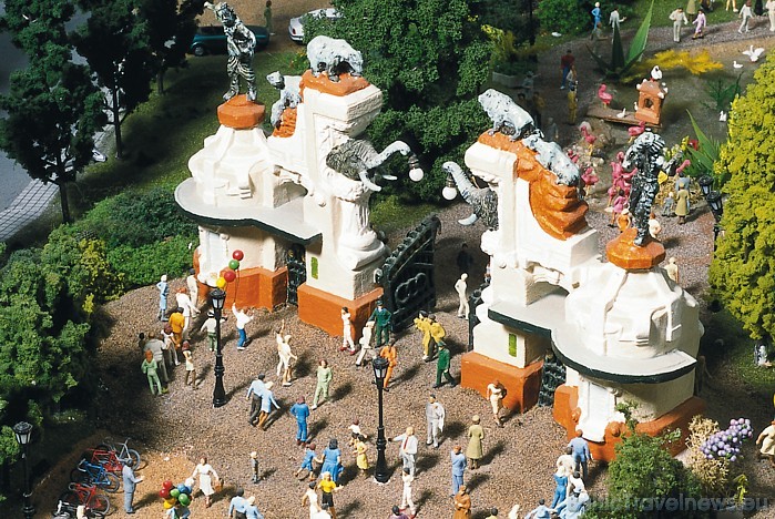 Miniatur Wunderland apskatāmi dažādu valstu un pilsētu modeļi - attēlā redzams Hamburgas zoodārzs miniatūrā Miniatur Wunderland apskatāmi dažādu valstu un pilsētu modeļi - attēlā redzams Hamburgas zoodārzs miniatūrā 48975