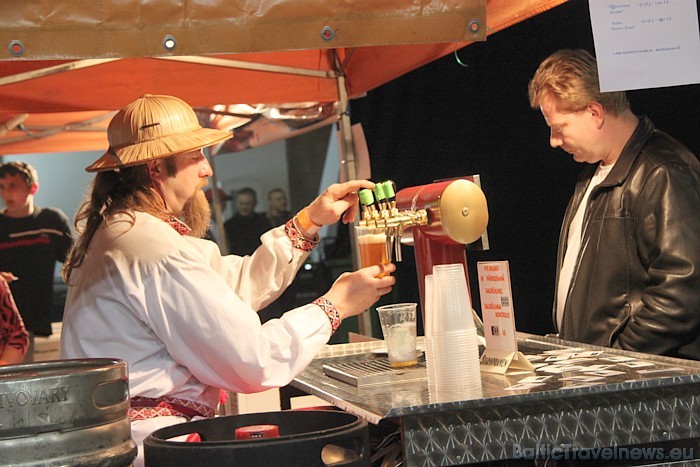 Alus festivāla dalībnieki varēja izbaudīt vairākus desmitus alus šķirņu 49013