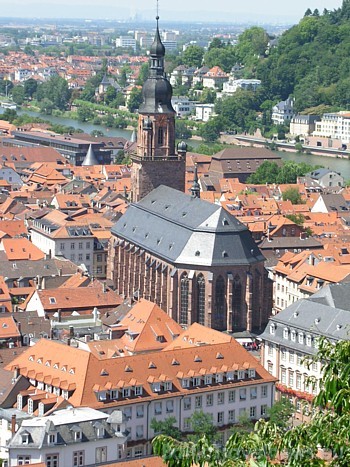 Heidelberga ne velti tiek dēvēta par studentu pilsētu - šeit atrodas daudzas universitātes, institūti, koledžas un sastopami studenti no dažādām pasau Heidelberga ne velti tiek dēvēta par studentu pilsētu - šeit atrodas daudzas universitātes, institūti, koledžas un sastopami studenti no dažādām pasau 49286