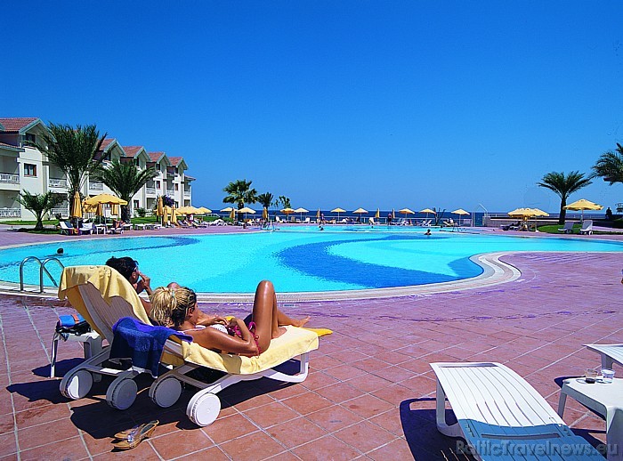Elegants lagūnas formas peldbaseins atrodas pašā viesnīcas kompleksa vidū 
Foto: Salamis Bay Conti Hotel 49376