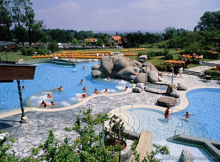 Reģionā atrodami vairāki spa centri un akvaparki, kas attīstījušies no senajiem dziedniecisko avotu kūrortiem
Foto: Kassel Tourism Reģionā atrodami vairāki spa centri un akvaparki, kas attīstījušies no senajiem dziedniecisko avotu kūrortiem
Foto: Kassel Tourism 49478