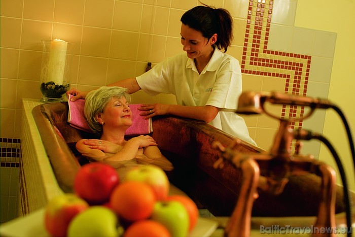 Viesnīcas viesiem tiek piedāvātas dažādas ārstnieciskās procedūrās, kurās tiek izmantoti dabīgi ārstnieciskie līdzekļi
Foto: Marienbad Kur & Spa Hot Viesnīcas viesiem tiek piedāvātas dažādas ārstnieciskās procedūrās, kurās tiek izmantoti dabīgi ārstnieciskie līdzekļi
Foto: Marienbad Kur & Spa Hot 49585