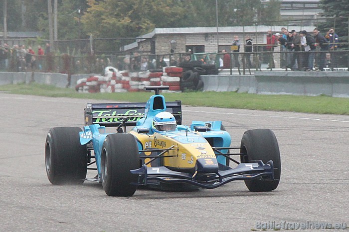 1000 km Grand Prix Riga 2010 - Zviedru autosportists Juhans Rajamaki ar Renault F1 cenšas lauzt Haralda Šlēgelmilha Biķernieku trases rekordu 1.14,093 1000 km Grand Prix Riga 2010 - Zviedru autosportists Juhans Rajamaki ar Renault F1 cenšas lauzt Haralda Šlēgelmilha Biķernieku trases rekordu 1.14,093 49691