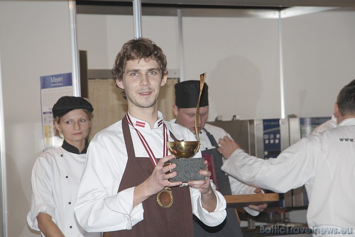 2010 gada Latvijas pavāra goda tituls tika piešķirts Viesturam Lasmanim no restorāna Kaļķu vārti, Rīga 2010 gada Latvijas pavāra goda tituls tika piešķirts Viesturam Lasmanim no restorāna Kaļķu vārti, Rīga 49884