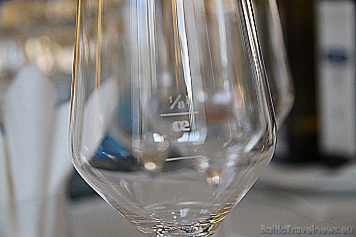 Vīna bārs Differnt Wine The Millwisch ir īpašs, ka vīna glāzes ir mārķētas ar tilpuma atzīmi 125 ml, kas ļauj būt korektam pret viesi Vīna bārs Differnt Wine The Millwisch ir īpašs, ka vīna glāzes ir mārķētas ar tilpuma atzīmi 125 ml, kas ļauj būt korektam pret viesi 49931
