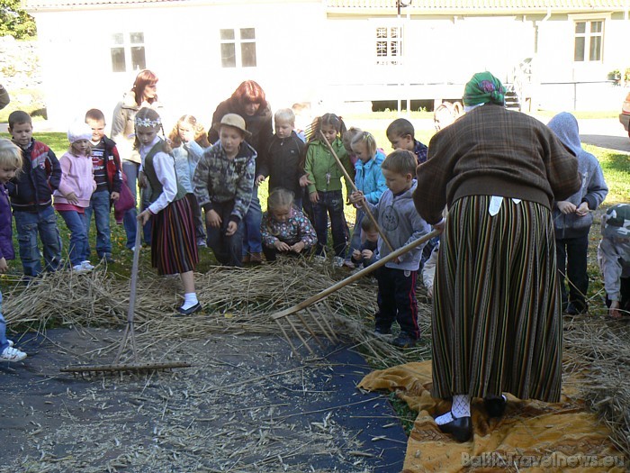 Apjumības ir ražas ievākšanas nobeiguma svētki – rudens saulgrieži, kas tiek svinēti ap laiku, kad diena un nakts ir vienādā garumā Apjumības ir ražas ievākšanas nobeiguma svētki – rudens saulgrieži, kas tiek svinēti ap laiku, kad diena un nakts ir vienādā garumā 49969
