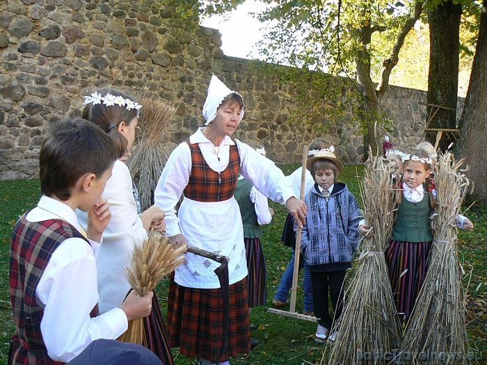 Tautas tradīcijās kā zīmīgs pieturas punkts tiek minēta Miķeļa diena – 29. septembris, kad ražai bija jābūt novāktai Tautas tradīcijās kā zīmīgs pieturas punkts tiek minēta Miķeļa diena – 29. septembris, kad ražai bija jābūt novāktai 49970