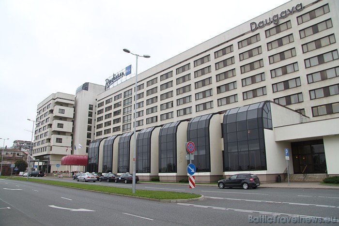 Četru zvaigžņu viesnīca Radisson Blu Daugava turpina tradīciju, kad ārvalstu vēstnieki stāda kokus viesnīcas iekšpagalmā Četru zvaigžņu viesnīca Radisson Blu Daugava turpina tradīciju, kad ārvalstu vēstnieki stāda kokus viesnīcas iekšpagalmā 50234
