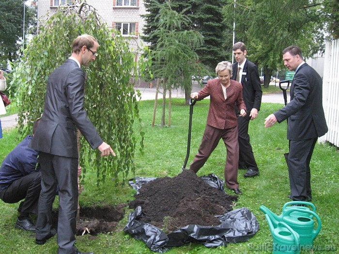 Somijas vēstniece Latvijā Maria Sereniusa 15. 09.2010 viesnīcas teritorijā iestādīja bērzu - somu nacionālo koku Somijas vēstniece Latvijā Maria Sereniusa 15. 09.2010 viesnīcas teritorijā iestādīja bērzu - somu nacionālo koku 50237