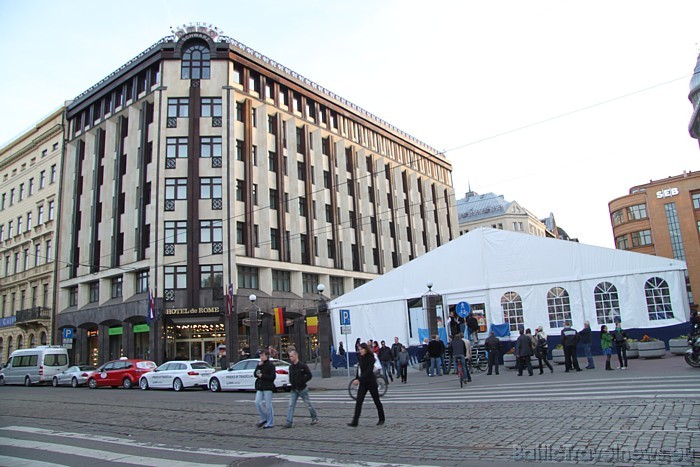 Iepretīm Brīvības piemineklim un piecu zvaigžņu viesnīcai Hotel de Rome atrodas Oktoberfest alus telts Iepretīm Brīvības piemineklim un piecu zvaigžņu viesnīcai Hotel de Rome atrodas Oktoberfest alus telts 50284