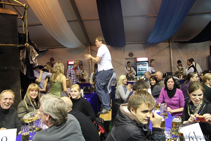 Ieeja alus teltī ir par brīvu un viens alus kauss (1 litrs) Oktoberfest teltī maksā 5 LVL, bet 0,5 litri 3 LVL Ieeja alus teltī ir par brīvu un viens alus kauss (1 litrs) Oktoberfest teltī maksā 5 LVL, bet 0,5 litri 3 LVL 50351