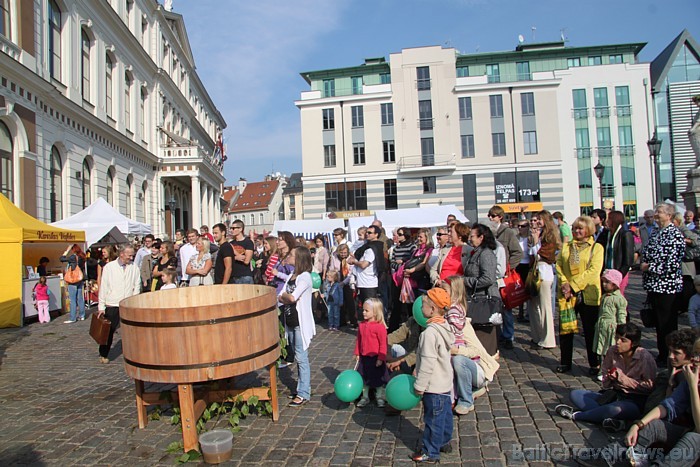 25.09.2010., jau vienpadsmito reizi Rīgas Rātslaukumā notika Miķeļdienas Ābolu gadatirgus. Svētku rīkotājs ir SIA «Rīgas nami» 25.09.2010., jau vienpadsmito reizi Rīgas Rātslaukumā notika Miķeļdienas Ābolu gadatirgus. Svētku rīkotājs ir SIA «Rīgas nami» 50421