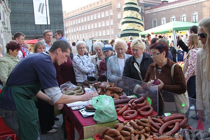 25.09.2010., jau vienpadsmito reizi Rīgas Rātslaukumā notika Miķeļdienas Ābolu gadatirgus. Svētku rīkotājs ir SIA «Rīgas nami» 25.09.2010., jau vienpadsmito reizi Rīgas Rātslaukumā notika Miķeļdienas Ābolu gadatirgus. Svētku rīkotājs ir SIA «Rīgas nami» 50431