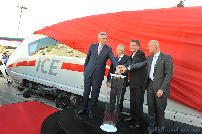 Tā motoru jauda kopā sastāda 11 000 zirgspēku. Deutsche Bahn jau pasūtījuši 15 šādus vilcienus
Foto: Innotrans Tā motoru jauda kopā sastāda 11 000 zirgspēku. Deutsche Bahn jau pasūtījuši 15 šādus vilcienus
Foto: Innotrans 50942