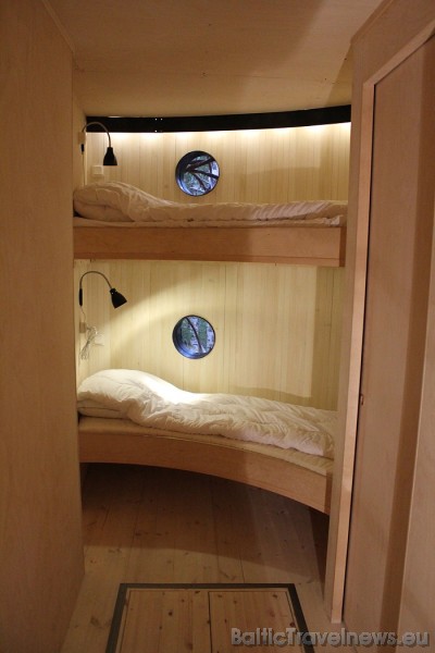 Katrā Treehotel numurā ir iekārtota dzīvojamā zona un guļamtelpa. Divos numuros ir divas gultas, bet pārējos - četras gultas, tāpēc tie piemēroti ģime Katrā Treehotel numurā ir iekārtota dzīvojamā zona un guļamtelpa. Divos numuros ir divas gultas, bet pārējos - četras gultas, tāpēc tie piemēroti ģime 51166