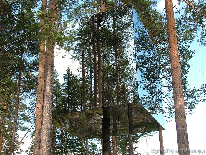 Numurs Mirrorcube jeb Spoguļkubs paredzēts diviem cilvēkiem - tur ir divvietīga gulta, vannas istaba, dzīvojamā zona un jumta terase
Foto: © Treehote Numurs Mirrorcube jeb Spoguļkubs paredzēts diviem cilvēkiem - tur ir divvietīga gulta, vannas istaba, dzīvojamā zona un jumta terase
Foto: © Treehote 51170