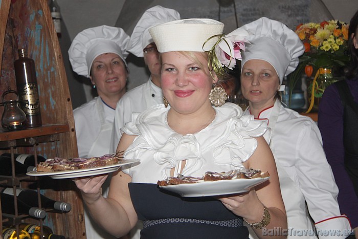 Kaut arī zivju restorāns Taverna atzīmē savu 1. jubileju, kopā uzņēmums Dzintara ceļš svin 1051. jubileju - 10 no Sightseeing busiņiem, 5 no latviešu Kaut arī zivju restorāns Taverna atzīmē savu 1. jubileju, kopā uzņēmums Dzintara ceļš svin 1051. jubileju - 10 no Sightseeing busiņiem, 5 no latviešu 51216