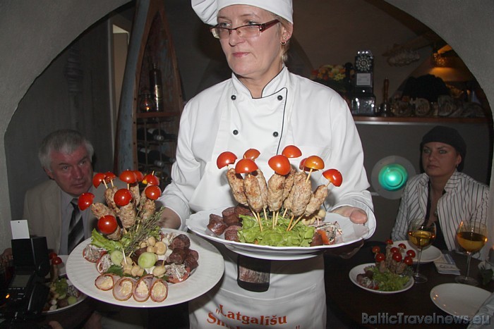 Restorānā pieejami gan jūras produktu, gan ezeru zivju ēdieni. Plašā zilo ezeru zeme Latgale Tavernā pārstāvēta gan ar dzērieniem, gan gardiem ēdienie Restorānā pieejami gan jūras produktu, gan ezeru zivju ēdieni. Plašā zilo ezeru zeme Latgale Tavernā pārstāvēta gan ar dzērieniem, gan gardiem ēdienie 51226