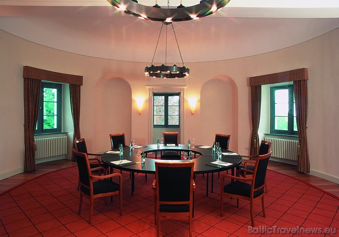 Pilī pieejamas septiņas zāles konferencēm un saietiem, restorāns, kafejnīca ar terasi un bārs
Foto: Schlosshotel Burg Schlitz Pilī pieejamas septiņas zāles konferencēm un saietiem, restorāns, kafejnīca ar terasi un bārs
Foto: Schlosshotel Burg Schlitz 51254