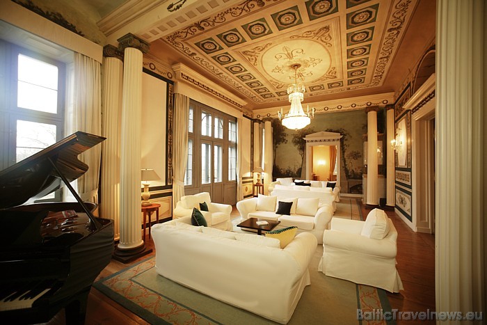Šlicas pils viesiem pieejami 14 standarta numuri un 6 luksusa numuri
Foto: Schlosshotel Burg Schlitz Šlicas pils viesiem pieejami 14 standarta numuri un 6 luksusa numuri
Foto: Schlosshotel Burg Schlitz 51255