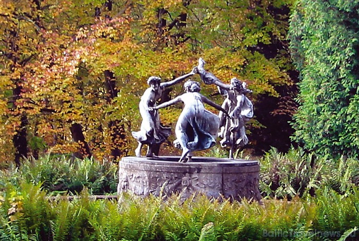 Ap Šlicas pili plešas vairāk nekā 180 hektāru plašs parks, kur aug vairāku simtu gadu veci koki, apskatāmi dīķi un ezeri, kā arī 36 pieminekļi un stat Ap Šlicas pili plešas vairāk nekā 180 hektāru plašs parks, kur aug vairāku simtu gadu veci koki, apskatāmi dīķi un ezeri, kā arī 36 pieminekļi un stat 51260