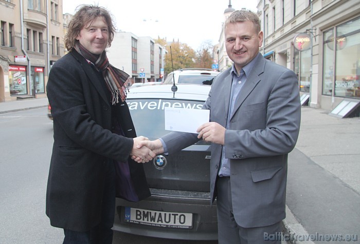 BalticTravelnews.com direktors Aivars Mackevičs personīgi pasniedza restorāna Seasons dāvanu karti BalticTravelnews.com direktors Aivars Mackevičs personīgi pasniedza restorāna Seasons dāvanu karti 51411