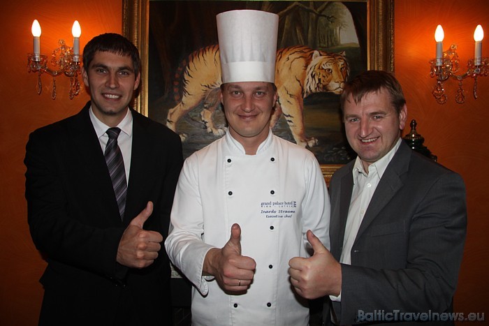 Restorāna Seasons šefpavārs Inards Straume kopā viesnīcas Grand Palace Hotel Riga mārketinga direktoru Raivi Nikitinu un Aivaru Mackeviču Restorāna Seasons šefpavārs Inards Straume kopā viesnīcas Grand Palace Hotel Riga mārketinga direktoru Raivi Nikitinu un Aivaru Mackeviču 51431