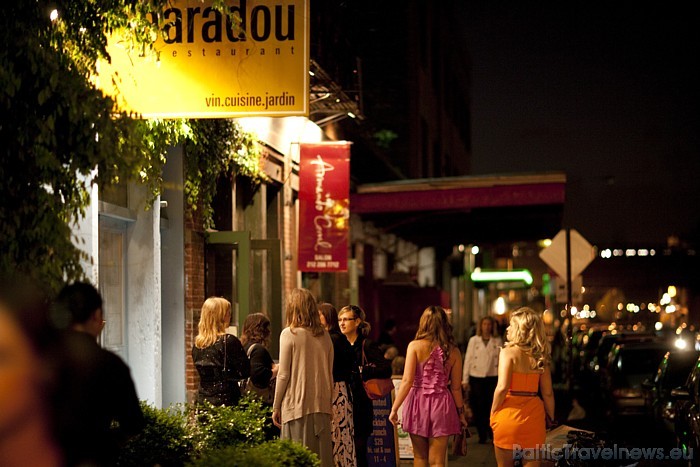 Iestājoties tumsai, Ņujorka pārvēršas un gaismās atdzīvojas vairāki tūkstoši bāri, restorāni, klubi un krogi
Foto: www.nycgo.com/Alex Lopez Iestājoties tumsai, Ņujorka pārvēršas un gaismās atdzīvojas vairāki tūkstoši bāri, restorāni, klubi un krogi
Foto: www.nycgo.com/Alex Lopez 51435