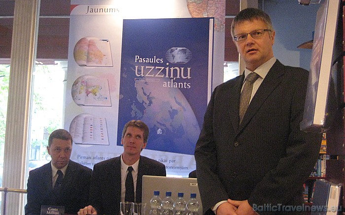 Reklāmas un ražošanas vadītājs Arvils Drēska atzīst, ka šī atlanta starptautiskā versija angļu valodā varētu kļūt par izdevniecības pirmo masu produkt Reklāmas un ražošanas vadītājs Arvils Drēska atzīst, ka šī atlanta starptautiskā versija angļu valodā varētu kļūt par izdevniecības pirmo masu produkt 51495