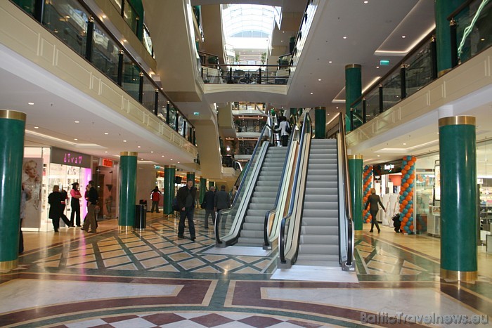 Galleria Riga ir izvietots septiņos stāvos un tajā atrodas ne tikai veikali, bet arī restorāni un kafejnīcas Galleria Riga ir izvietots septiņos stāvos un tajā atrodas ne tikai veikali, bet arī restorāni un kafejnīcas 51560