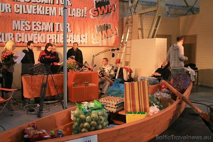 Tieši jaunajā sakņu paviljonā svētku dienā atradās Radio SWH studija, no kurienes tika raidīta īpašā svētku programma Radio aktīvā tirgus diena Tieši jaunajā sakņu paviljonā svētku dienā atradās Radio SWH studija, no kurienes tika raidīta īpašā svētku programma Radio aktīvā tirgus diena 52037