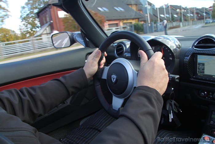 Tesla ir elektroauto bez kaitīgajiem izmešiem, kluss, uzlādējams no rozetes un spēj nobraukt 400 km ar vienu uzlādi Tesla ir elektroauto bez kaitīgajiem izmešiem, kluss, uzlādējams no rozetes un spēj nobraukt 400 km ar vienu uzlādi 52112