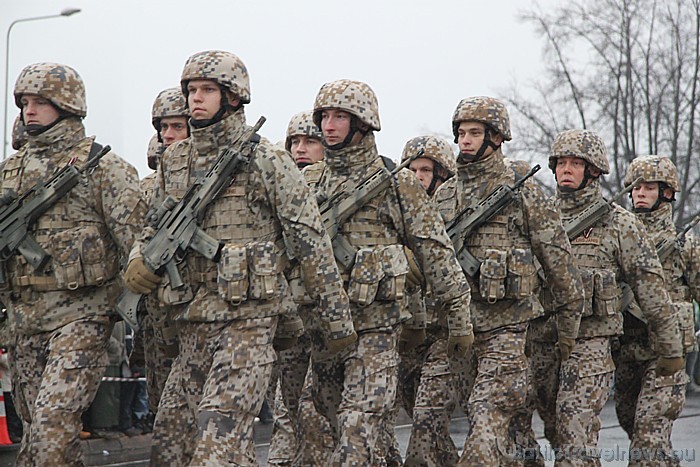 Militārajā parādē bruņotos spēkus pārstāvēja Sauszemes spēku kājnieku brigādes vienība, kuras karavīri ierindas priekšgalā nesa Latvijas armijas karog Militārajā parādē bruņotos spēkus pārstāvēja Sauszemes spēku kājnieku brigādes vienība, kuras karavīri ierindas priekšgalā nesa Latvijas armijas karog 52289
