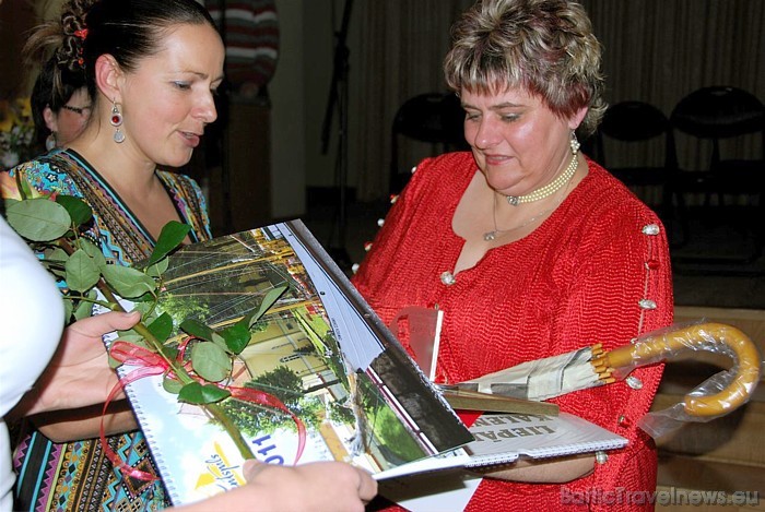 Nominācijā Dižā lauku sēta Kurzemē 2010 uzvarēja lauku zaļais SPA Ozolkalns. Saimniecei Valdai Upeniecei balvu pasniedz Kurzemes tūrisma asociācijas p Nominācijā Dižā lauku sēta Kurzemē 2010 uzvarēja lauku zaļais SPA Ozolkalns. Saimniecei Valdai Upeniecei balvu pasniedz Kurzemes tūrisma asociācijas p 52623