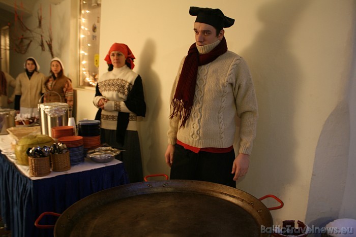 Tā kā viesnīcas restorāns Raibais balodis drīzumā kļūs par tradicionālās latviešu virtuves restorānu, tad svētku viesiem tika piedāvāti īsti Ziemassvē Tā kā viesnīcas restorāns Raibais balodis drīzumā kļūs par tradicionālās latviešu virtuves restorānu, tad svētku viesiem tika piedāvāti īsti Ziemassvē 52829