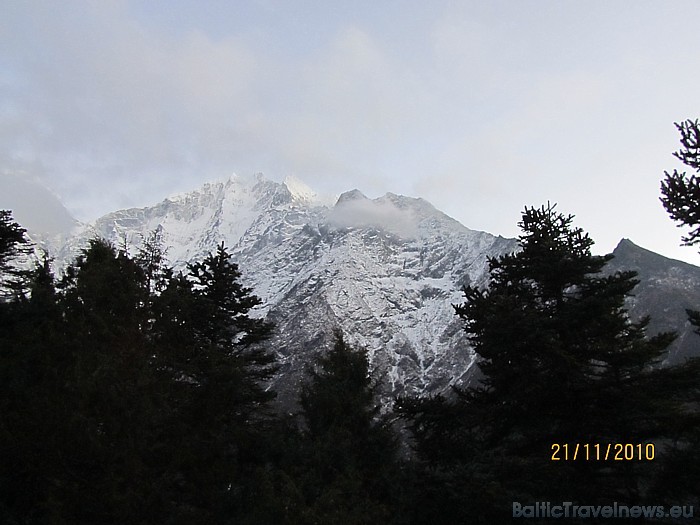 Vietējie vēsta, ka, lai uzkāptu Everestā, nepieciešami aptuveni divi mēneši un vismaz 40 000 USD. Foto: Relaks Tūre Vietējie vēsta, ka, lai uzkāptu Everestā, nepieciešami aptuveni divi mēneši un vismaz 40 000 USD. Foto: Relaks Tūre 53067