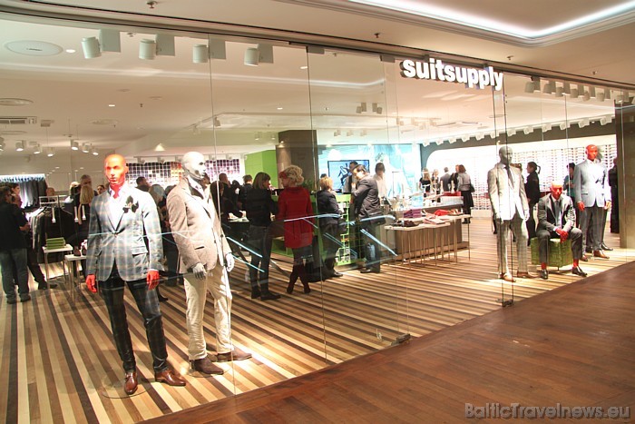 Tirdzniecības centrā Galleria Riga 22.12.2010 tika atvērts Latvijā lielākais lietišķo vīriešu apģērbu veikals Suit Supply Tirdzniecības centrā Galleria Riga 22.12.2010 tika atvērts Latvijā lielākais lietišķo vīriešu apģērbu veikals Suit Supply 53315