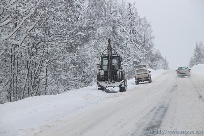 Ik pa brīdim uz Latgales ziemas lielceļa A6 var sastapt elektriķu komandas, kas novērš elektropadeves bojājumus Ik pa brīdim uz Latgales ziemas lielceļa A6 var sastapt elektriķu komandas, kas novērš elektropadeves bojājumus 53520