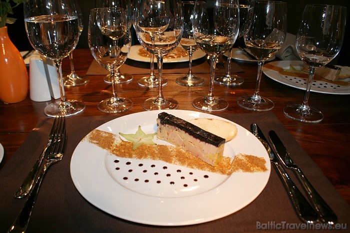 Izcili garda ir Chevaliers pavāra gatavotā foie gras, kas pārklāta ar želeju no Coteau du Layon (franču deserta vīna) un upenēm un pasniegta ar pipark Izcili garda ir Chevaliers pavāra gatavotā foie gras, kas pārklāta ar želeju no Coteau du Layon (franču deserta vīna) un upenēm un pasniegta ar pipark 53645