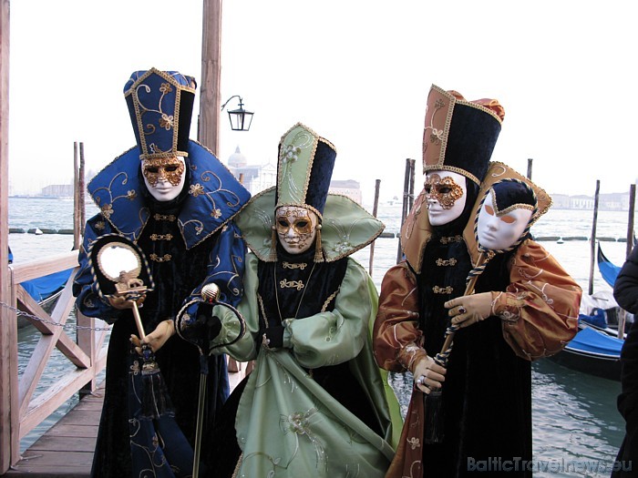 Krāšņā masku šova laikā tūkstošiem karnevāla apmeklētāju un tūristu traucas uz Venēciju, ko mēdz dēvēt par Adrijas jūras pērli Krāšņā masku šova laikā tūkstošiem karnevāla apmeklētāju un tūristu traucas uz Venēciju, ko mēdz dēvēt par Adrijas jūras pērli 53688