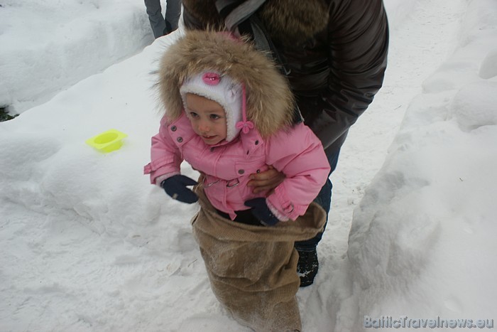 Bez dejām un citām atrakcijām gan 01.01., gan 06.01.2011 bija iespēja piedalīties dažādās stafetēs, ko steidza izmantot gan lieli, gan mazi Bez dejām un citām atrakcijām gan 01.01., gan 06.01.2011 bija iespēja piedalīties dažādās stafetēs, ko steidza izmantot gan lieli, gan mazi 53876